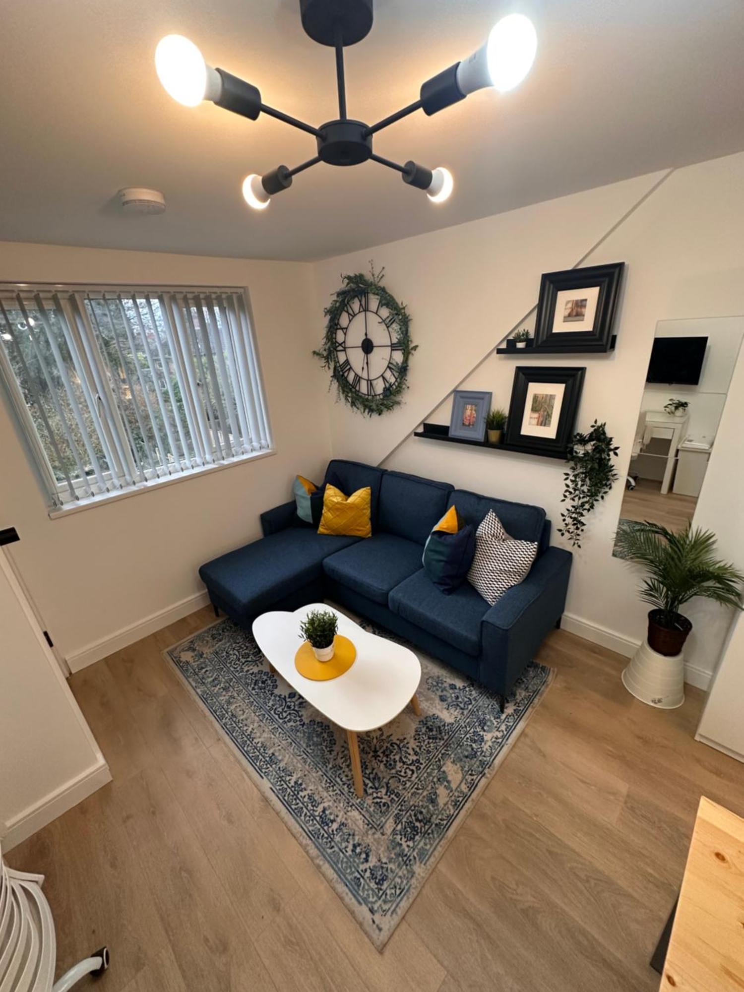 Apartment R1 - Luxury Self-contained Near Qe Hospital *