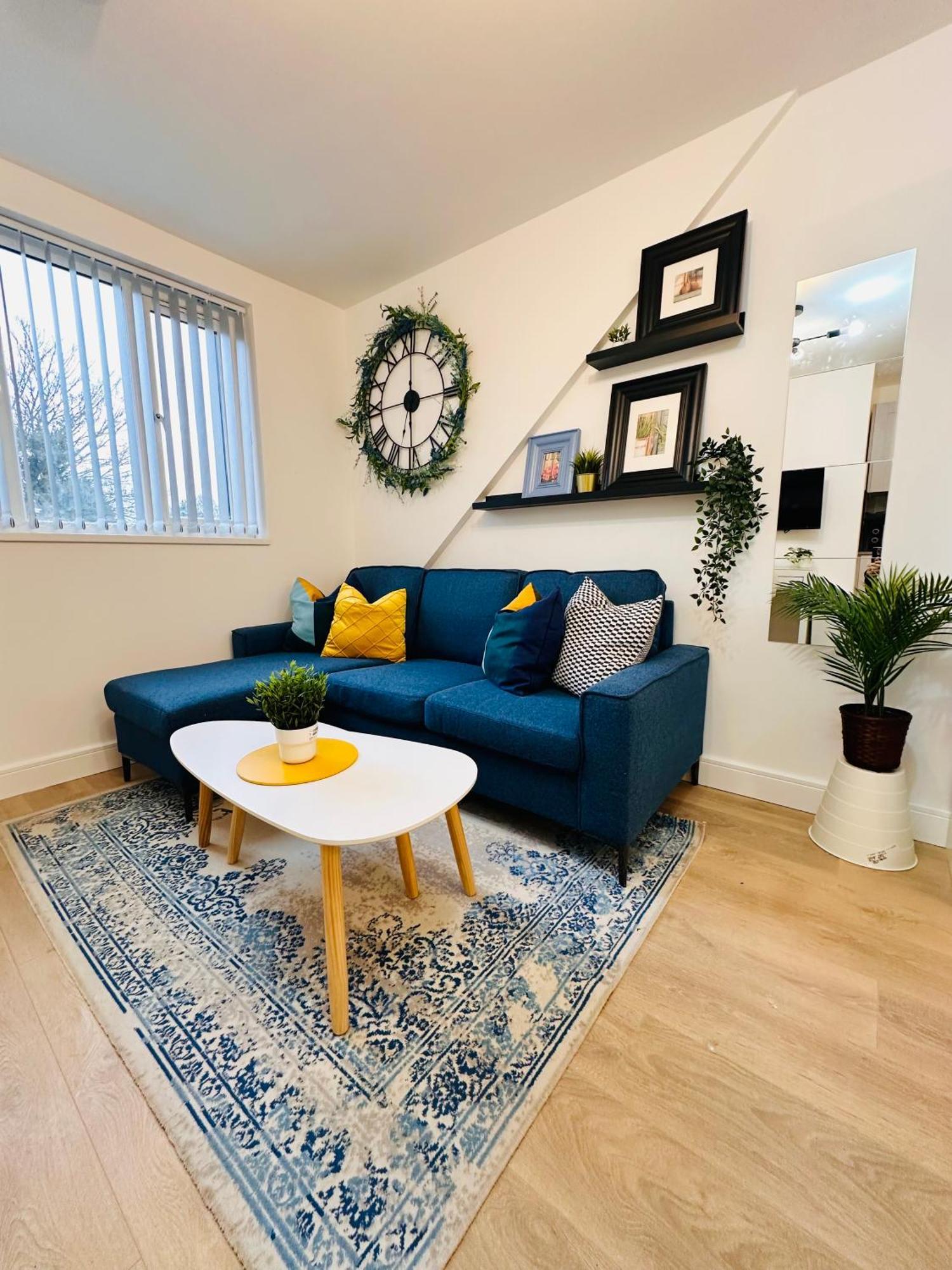 Apartment R1 - Luxury Self-contained Near Qe Hospital