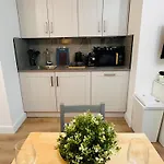 R1 - Luxury Self-Contained Studio Apartment Near Qe Hospital