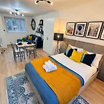 R1 - Luxury Self-Contained Studio Apartment Near Qe Hospital