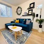 R1 - Luxury Self-Contained Studio Apartment Near Qe Hospital