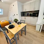 R1 - Luxury Self-Contained Studio Apartment Near Qe Hospital