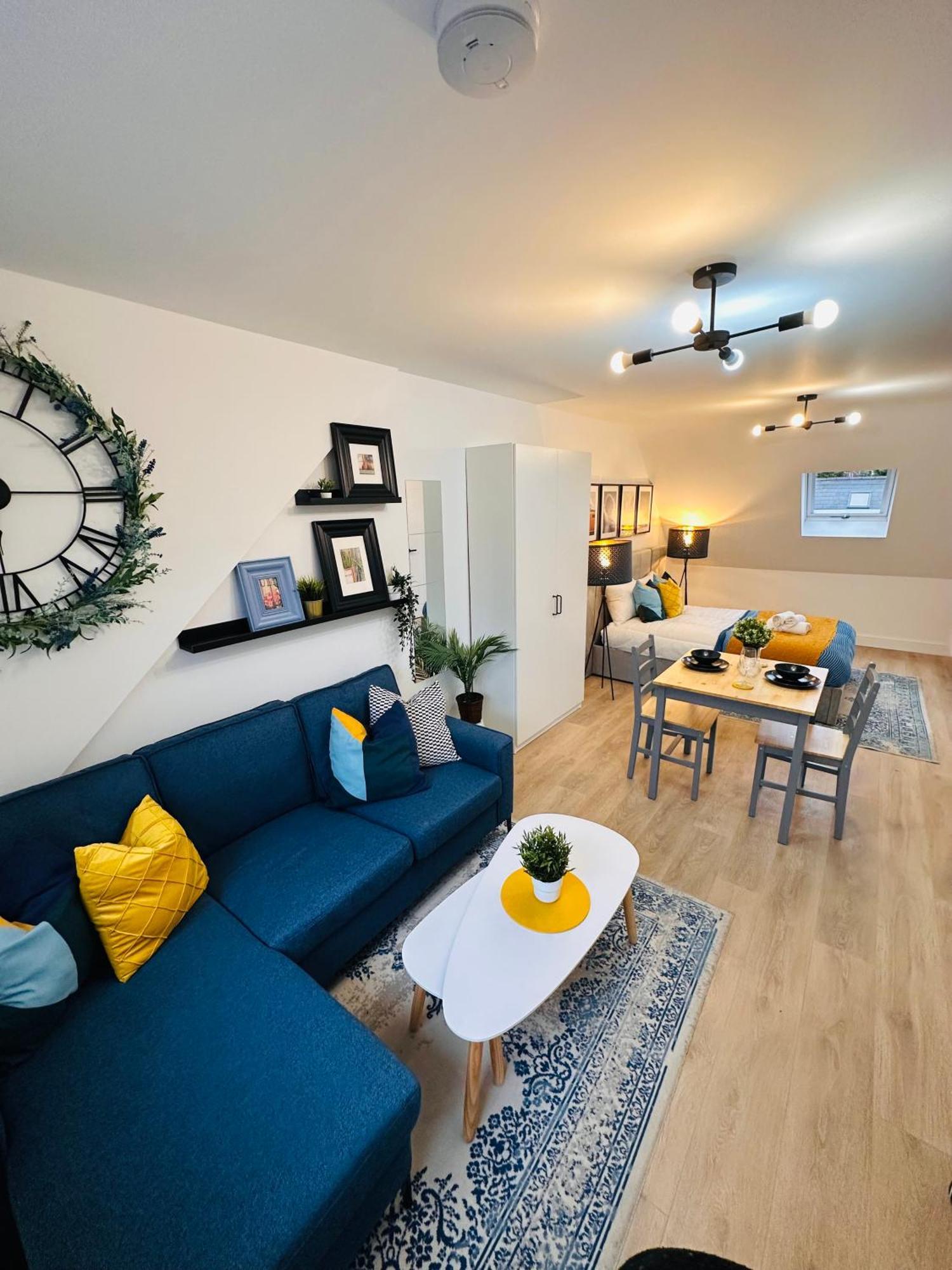 Apartment R1 - Luxury Self-contained Near Qe Hospital