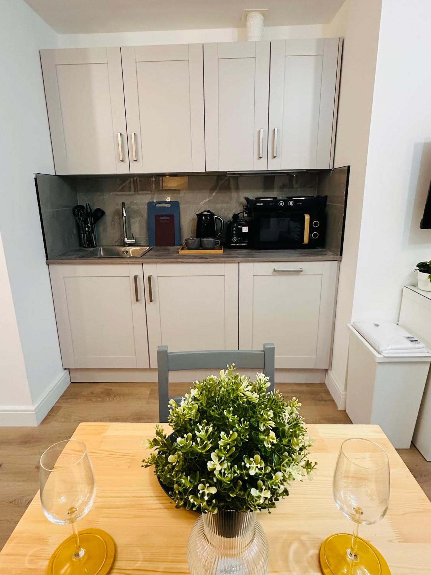 R1 - Luxury Self-contained Near Qe Hospital *