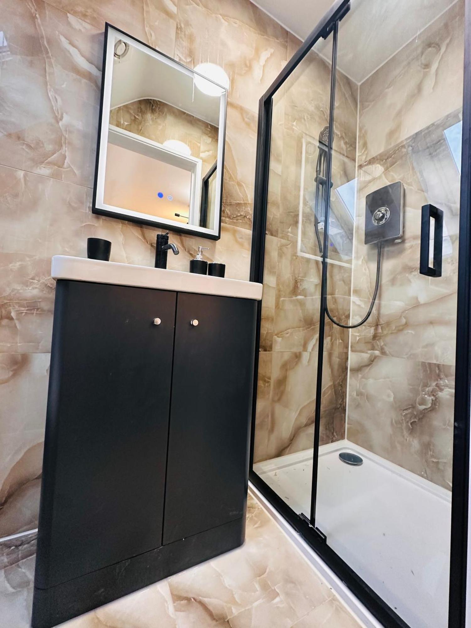 Apartment R1 - Luxury Self-contained Near Qe Hospital Birmingham