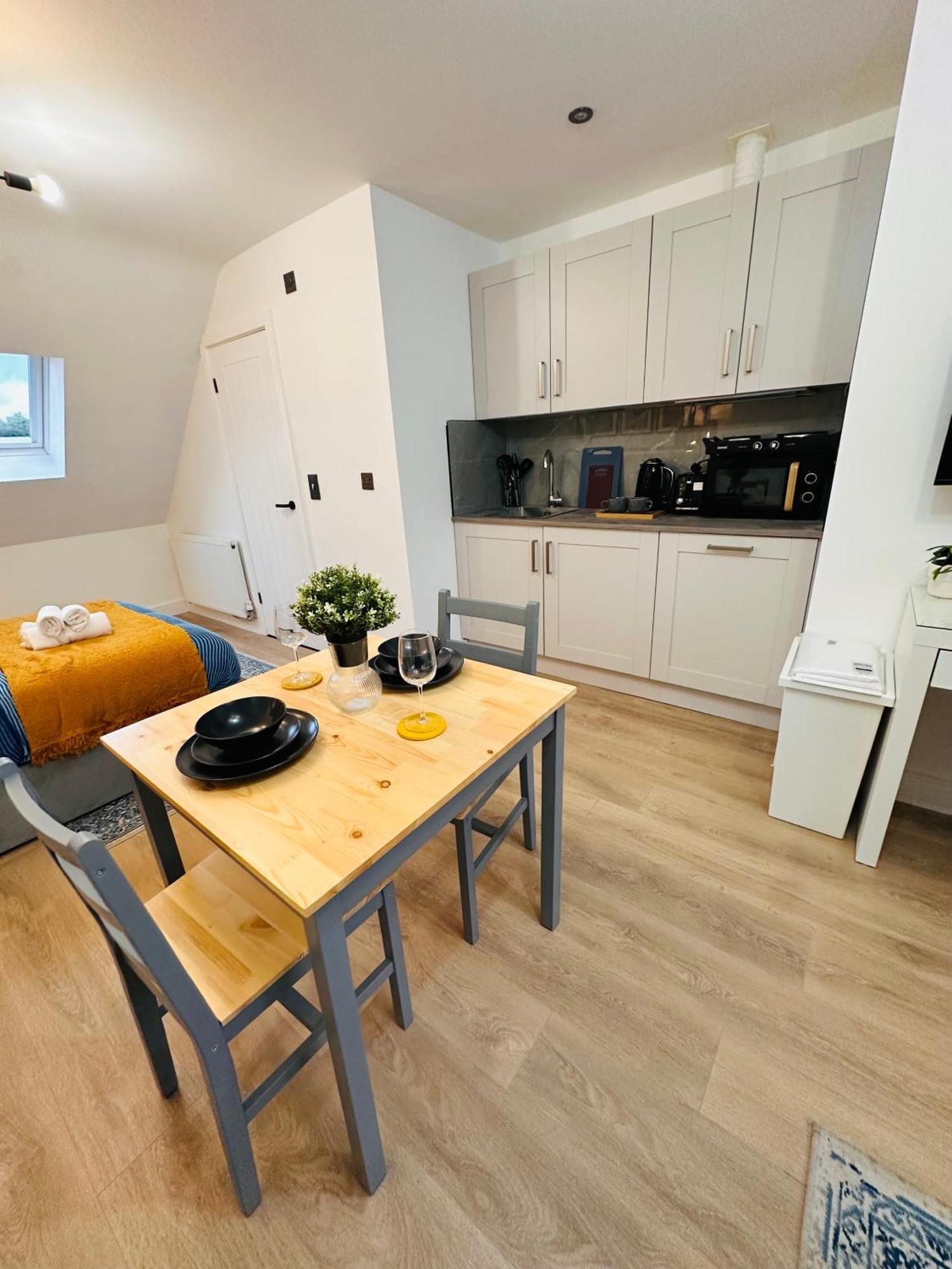R1 - Luxury Self-contained Near Qe Hospital *
