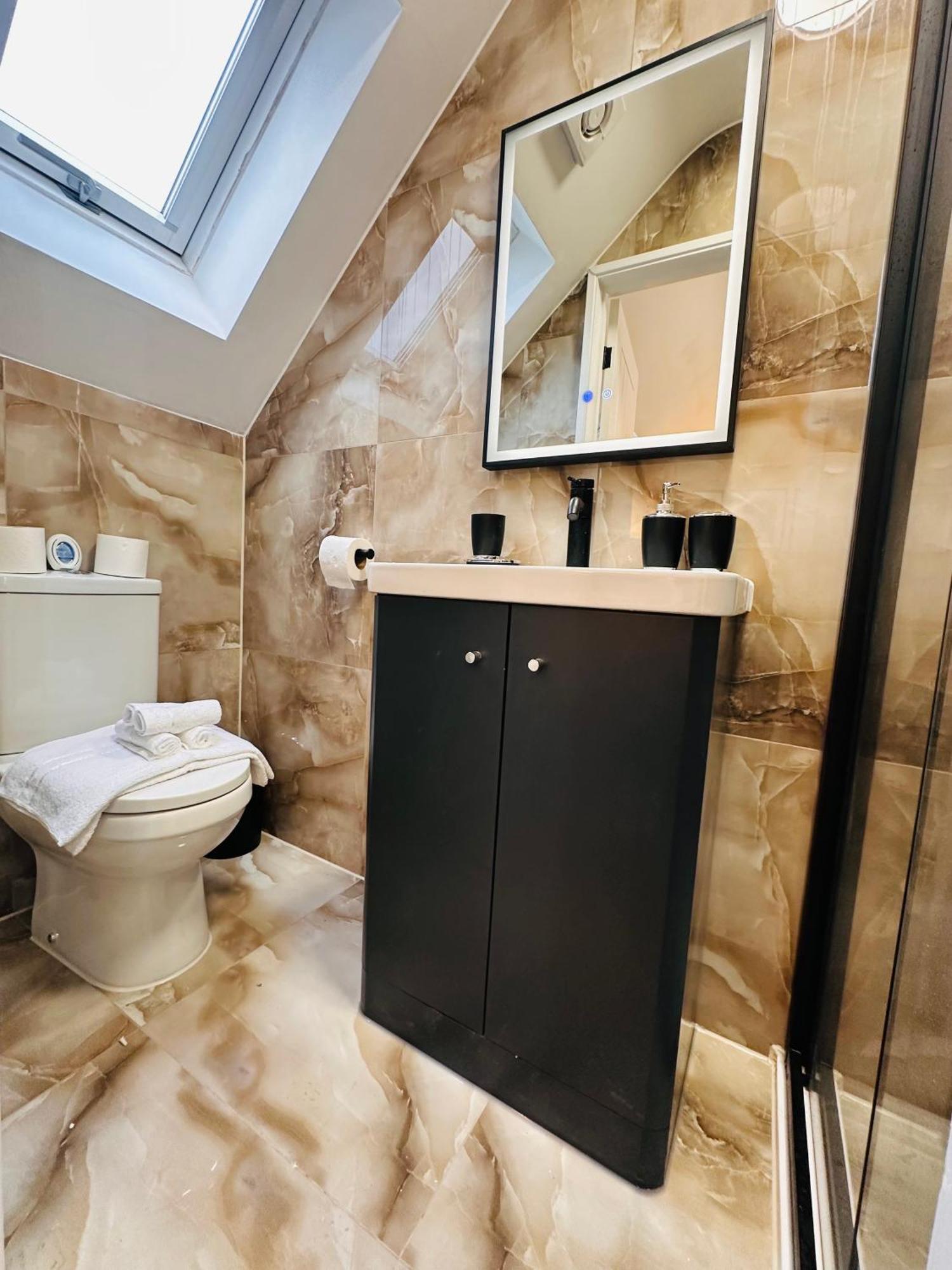 R1 - Luxury Self-contained Near Qe Hospital Birmingham