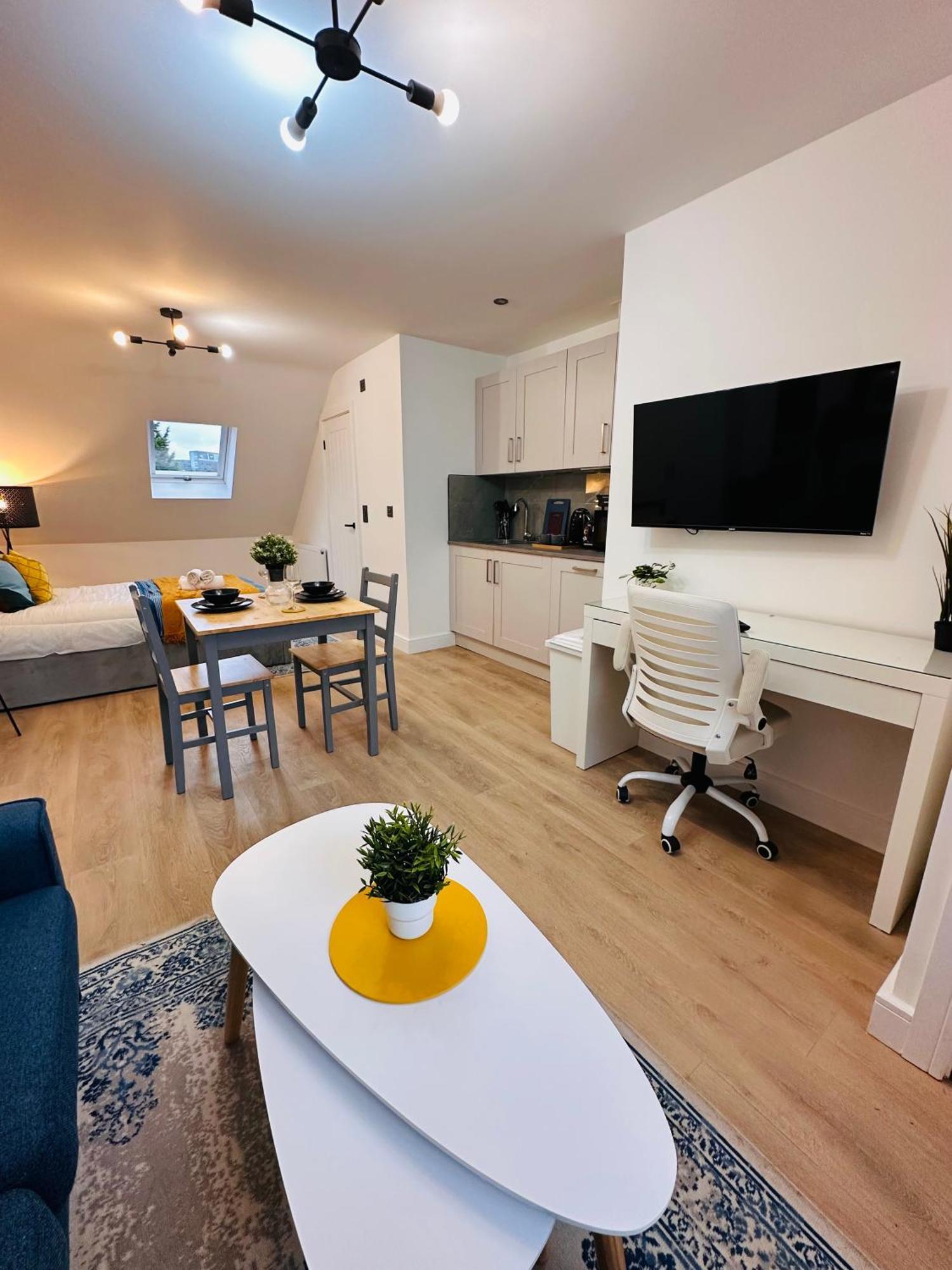 R1 - Luxury Self-contained Near Qe Hospital