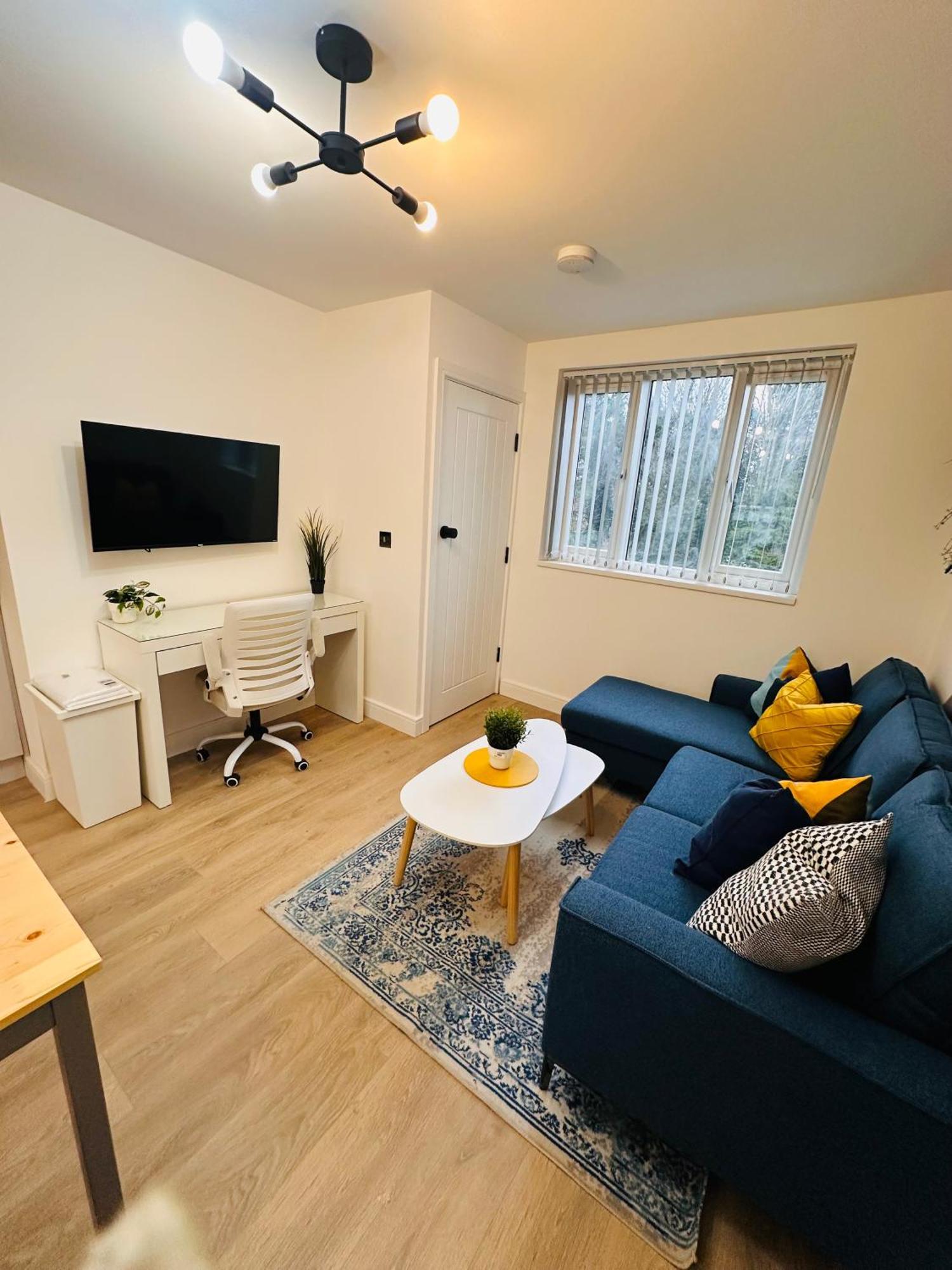 R1 - Luxury Self-contained Near Qe Hospital *